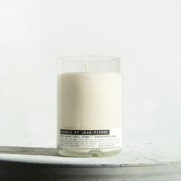Collection de bougies artisanales écoresponsables, fabriquées à partir de cire naturelle ou recyclée, présentées dans des contenants en verre recyclé ou céramique. Ces bougies durables, esthétiques et personnalisables sont idéales pour des cadeaux d’affaires, l’hôtellerie ou la décoration intérieure engagée. Fabriquées en Europe selon les principes du design circulaire.