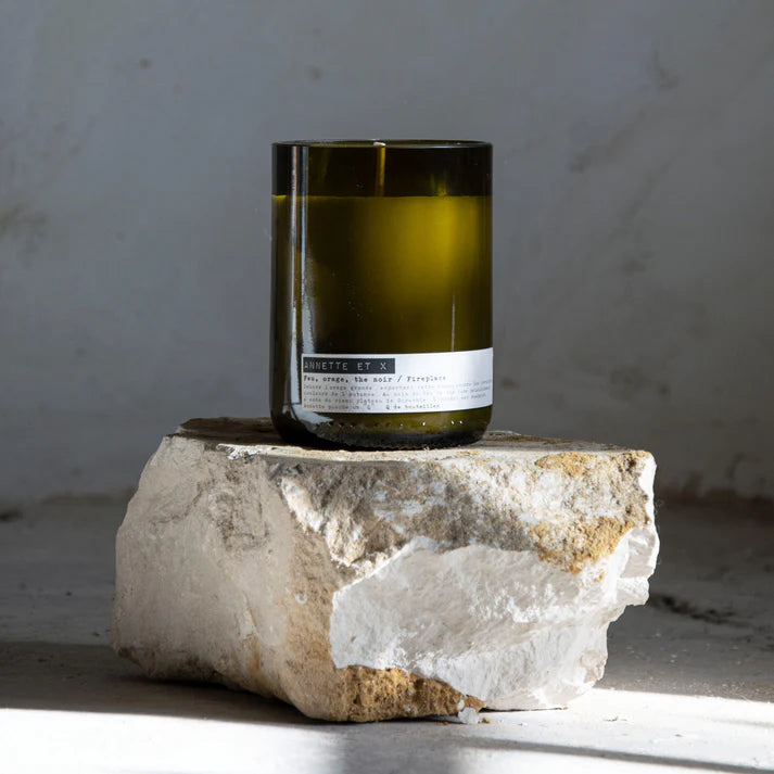 Collection de bougies artisanales écoresponsables, fabriquées à partir de cire naturelle ou recyclée, présentées dans des contenants en verre recyclé ou céramique. Ces bougies durables, esthétiques et personnalisables sont idéales pour des cadeaux d’affaires, l’hôtellerie ou la décoration intérieure engagée. Fabriquées en Europe selon les principes du design circulaire.
