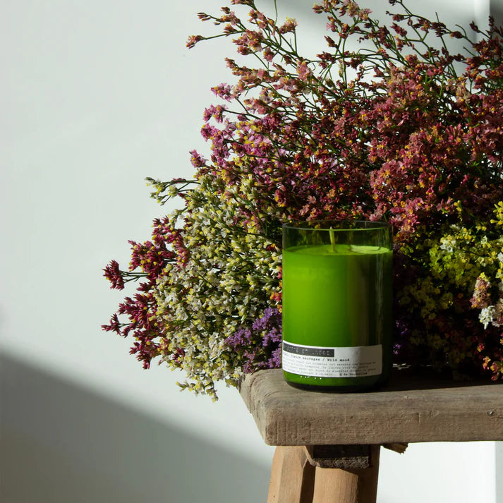 Collection de bougies artisanales écoresponsables, fabriquées à partir de cire naturelle ou recyclée, présentées dans des contenants en verre recyclé ou céramique. Ces bougies durables, esthétiques et personnalisables sont idéales pour des cadeaux d’affaires, l’hôtellerie ou la décoration intérieure engagée. Fabriquées en Europe selon les principes du design circulaire.