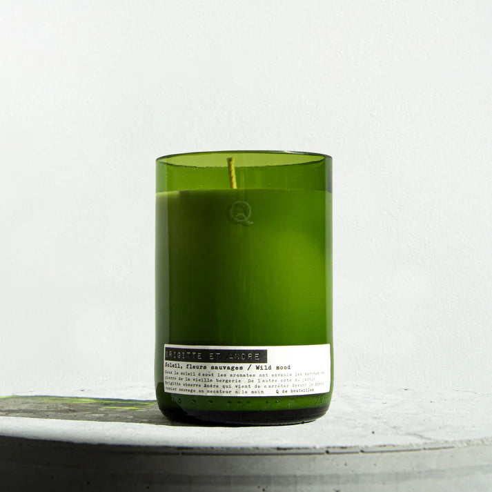 Collection de bougies artisanales écoresponsables, fabriquées à partir de cire naturelle ou recyclée, présentées dans des contenants en verre recyclé ou céramique. Ces bougies durables, esthétiques et personnalisables sont idéales pour des cadeaux d’affaires, l’hôtellerie ou la décoration intérieure engagée. Fabriquées en Europe selon les principes du design circulaire.