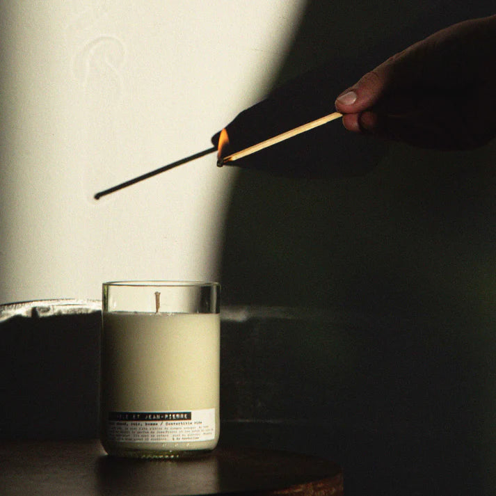 Collection de bougies artisanales écoresponsables, fabriquées à partir de cire naturelle ou recyclée, présentées dans des contenants en verre recyclé ou céramique. Ces bougies durables, esthétiques et personnalisables sont idéales pour des cadeaux d’affaires, l’hôtellerie ou la décoration intérieure engagée. Fabriquées en Europe selon les principes du design circulaire.