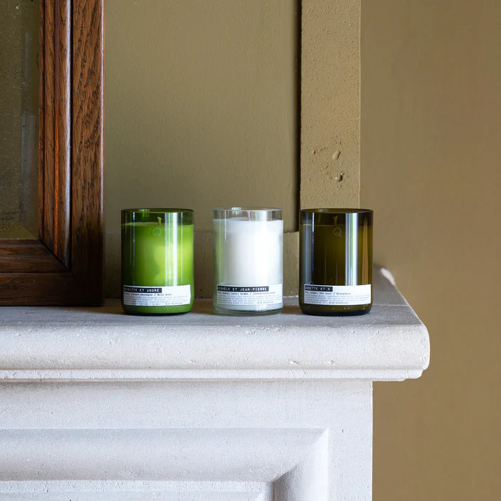 Collection de bougies artisanales écoresponsables, fabriquées à partir de cire naturelle ou recyclée, présentées dans des contenants en verre recyclé ou céramique. Ces bougies durables, esthétiques et personnalisables sont idéales pour des cadeaux d’affaires, l’hôtellerie ou la décoration intérieure engagée. Fabriquées en Europe selon les principes du design circulaire.