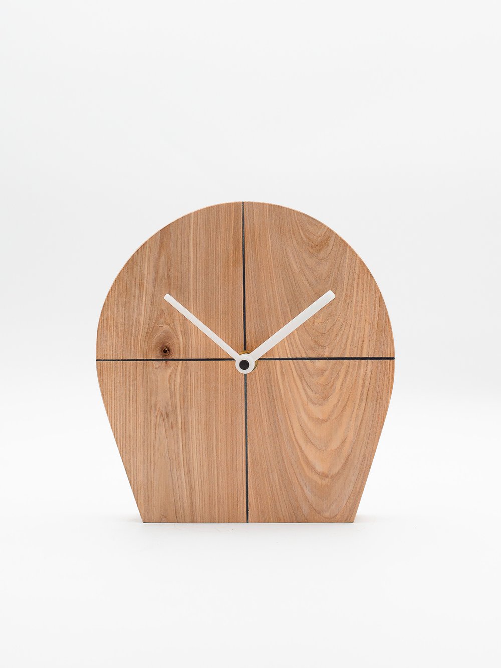 Produits en bois certifié et upcyclé : cagettes, tabourets, patères et horloges. Design éco-responsable et durable, fabriqués à partir de matériaux recyclés et revalorisés pour un intérieur écologique. Certified and upcycled wood products: crates, stools, hooks, and clocks. Eco-responsible and durable design, made from recycled and repurposed materials for an ecological interior. Gecertificeerde en upcycled houten producten: kratten, krukjes, kapstokken en klokken. Eco-verantwoord en duurzaam design, gemaak