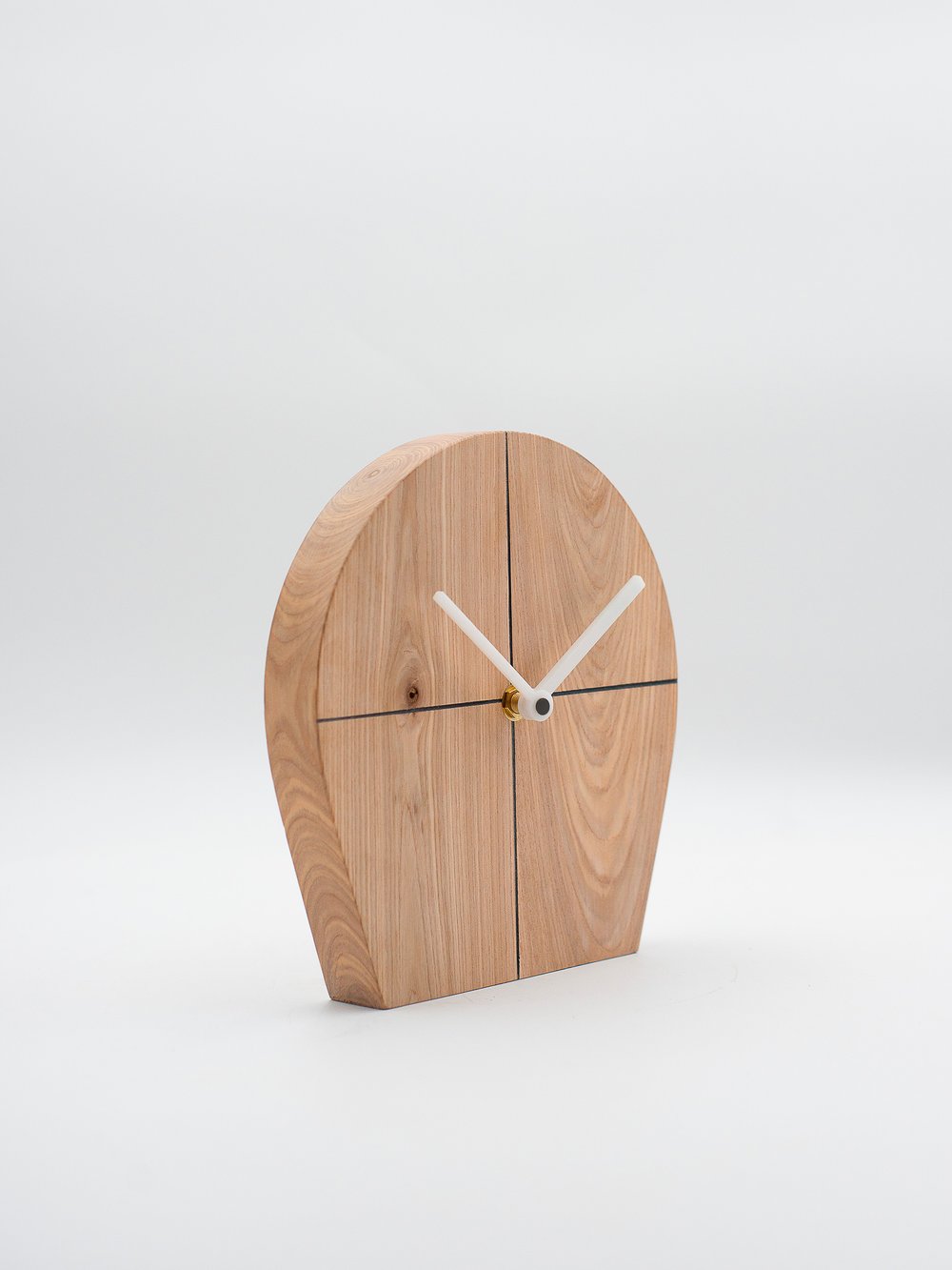Produits en bois certifié et upcyclé : cagettes, tabourets, patères et horloges. Design éco-responsable et durable, fabriqués à partir de matériaux recyclés et revalorisés pour un intérieur écologique. Certified and upcycled wood products: crates, stools, hooks, and clocks. Eco-responsible and durable design, made from recycled and repurposed materials for an ecological interior. Gecertificeerde en upcycled houten producten: kratten, krukjes, kapstokken en klokken. Eco-verantwoord en duurzaam design, gemaak