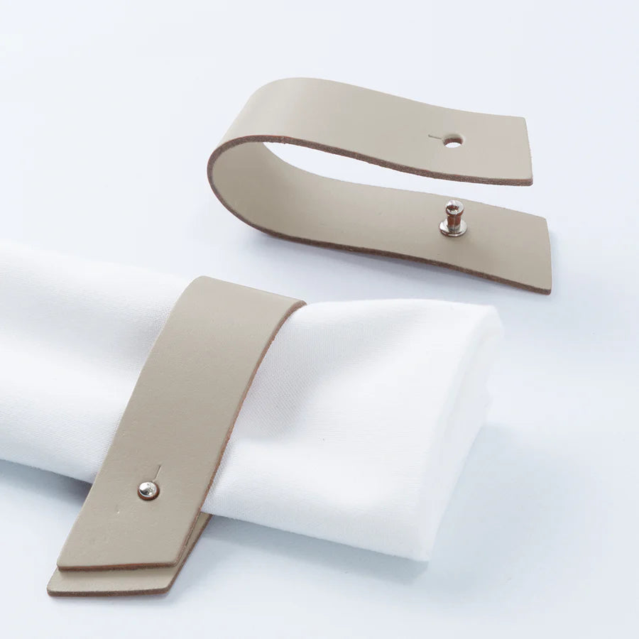 Porte-serviette design en cuir recyclé, accessoire élégant et écoresponsable pour la décoration de table. Idéal pour les restaurants, événements ou cadeaux d’entreprise durables. Disponible en plusieurs couleurs et compatible avec une démarche de design circulaire.