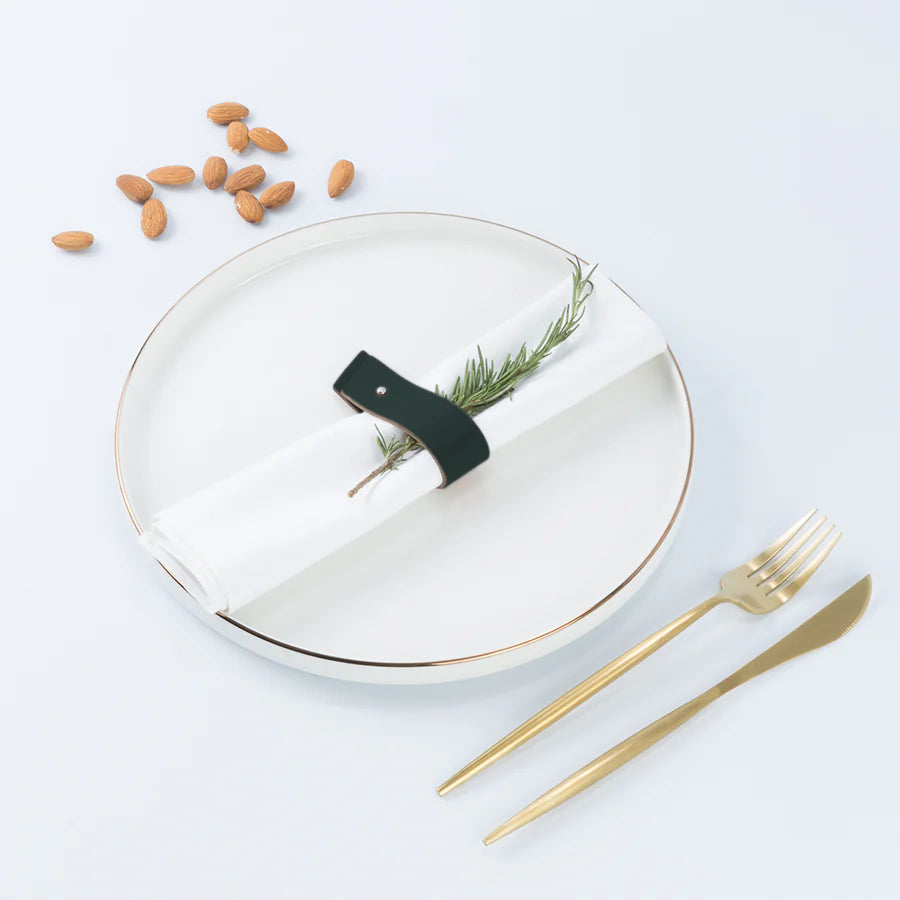Porte-serviette design en cuir recyclé, accessoire élégant et écoresponsable pour la décoration de table. Idéal pour les restaurants, événements ou cadeaux d’entreprise durables. Disponible en plusieurs couleurs et compatible avec une démarche de design circulaire.