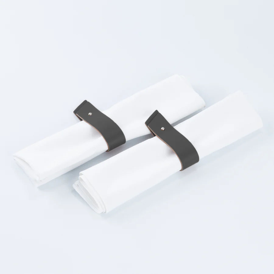 Porte-serviette design en cuir recyclé, accessoire élégant et écoresponsable pour la décoration de table. Idéal pour les restaurants, événements ou cadeaux d’entreprise durables. Disponible en plusieurs couleurs et compatible avec une démarche de design circulaire.