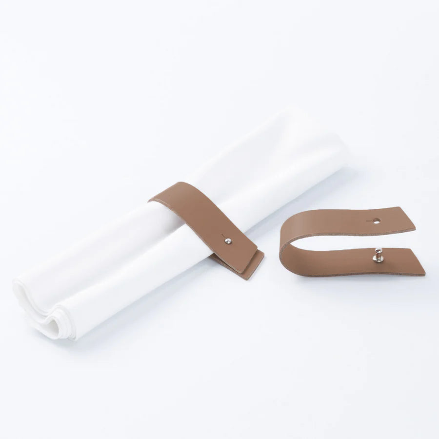 Porte-serviette design en cuir recyclé, accessoire élégant et écoresponsable pour la décoration de table. Idéal pour les restaurants, événements ou cadeaux d’entreprise durables. Disponible en plusieurs couleurs et compatible avec une démarche de design circulaire.