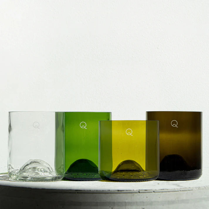 Collection de verres soufflés artisanaux en verre recyclé, disponibles en plusieurs formats et coloris (brun, vert, clair, bicolore), incluant des verres à pied, short drinks et long drinks. Objets durables et écoresponsables, parfaits comme goodies personnalisables ou cadeaux d’affaires. Design circulaire et fabrication locale adaptés aux besoins des professionnels, du secteur horeca, de l’événementiel ou des institutions engagées dans une démarche écologique.