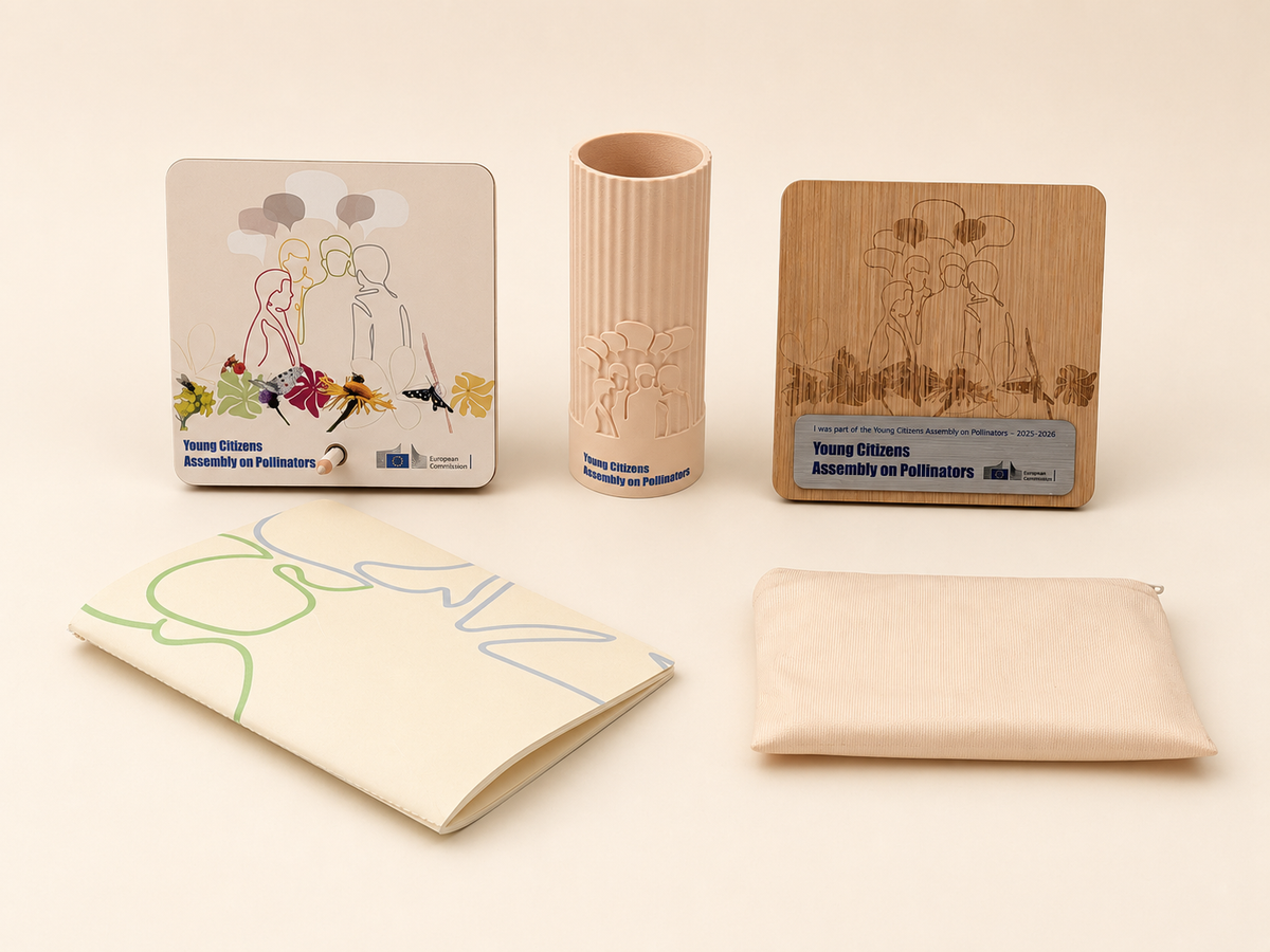 Set d'accessoires en mode upcycling évènementiel EU (matière de base: bois, multiplex, bâches, beach flag et roll-up)