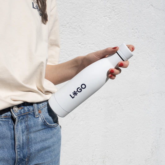 Gourdes personnalisables en acier inoxydable recyclé. Hydratation durable et écologique, parfaites pour les cadeaux d'entreprise ou la promotion d'une marque responsable. Customizable water bottles in recycled stainless steel. Durable and eco-friendly hydration, perfect for corporate gifts or promoting a responsible brand. Personaliseerbare waterflessen van gerecycled roestvrij staal. Duurzame en ecologische hydratatie, perfect voor relatiegeschenken of het promoten van een verantwoord merk.