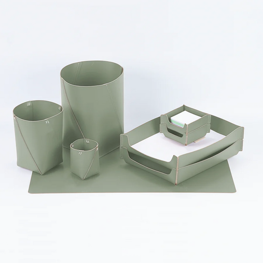 Accessoires de bureau en cuir recyclé : tapis, support notes, trieur, pot à crayons, corbeille. Une gamme élégante et écoresponsable pour organiser votre espace de travail. Recycled leather desk accessories: pad, note holder, sorter, pencil cup, bin. A stylish and sustainable set to organize your workspace. Bureau-accessoires van gerecycleerd leer: mat, notitiehouder, sorteerbak, pennenhouder, papiermand. Een stijlvolle en duurzame set voor een georganiseerde werkplek.