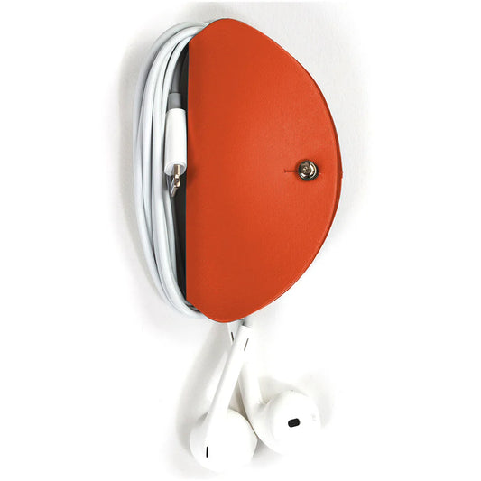 Coque pour écouteurs en cuir recyclé, accessoire durable et élégant pour protéger vos écouteurs au quotidien. Idéal comme cadeau d’entreprise écoresponsable ou objet promotionnel design.
Earphone case made from recycled leather – a sustainable and stylish accessory to protect your earphones daily. Ideal as an eco-friendly corporate gift or design-focused promotional item.
Oordopjeshoesje van gerecycleerd leer – een duurzaam en stijlvol accessoire om uw oordopjes dagelijks te beschermen. Perfect als ecologis