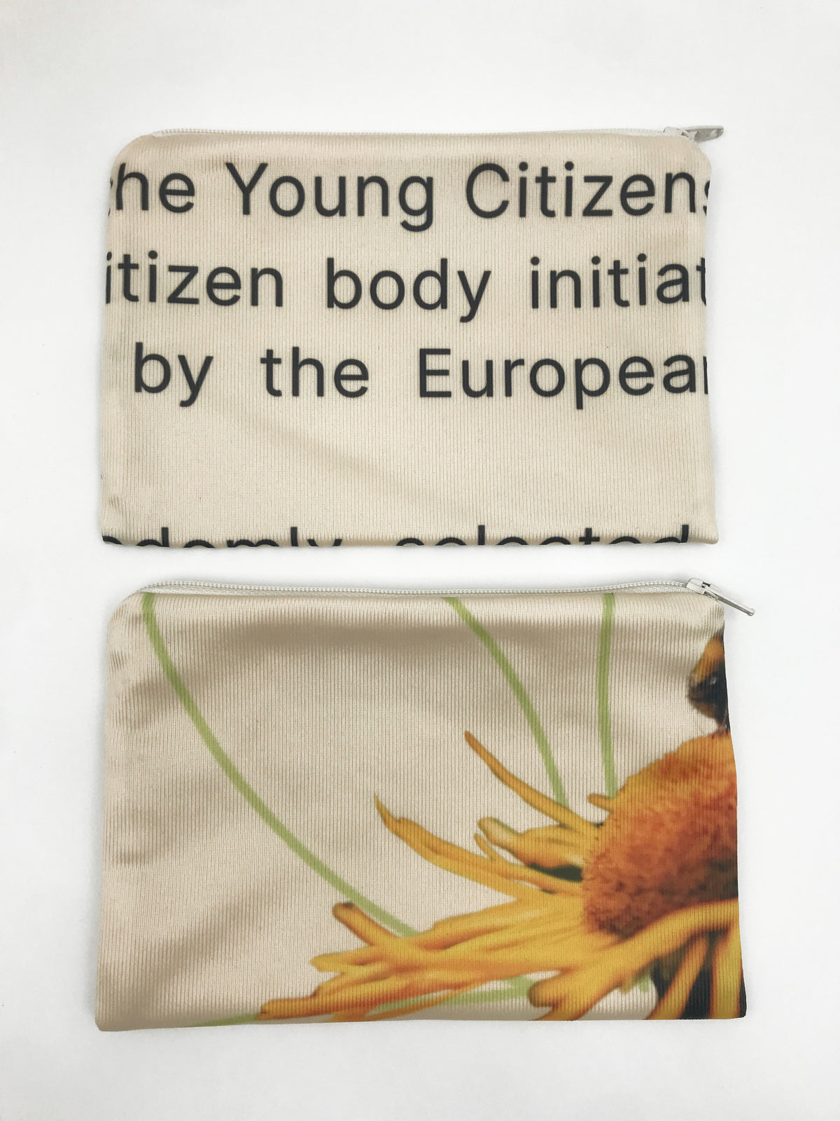 Pochette zipé et doublé en mode upcycling évènementiel EU (matière de base: textile de beach flag)