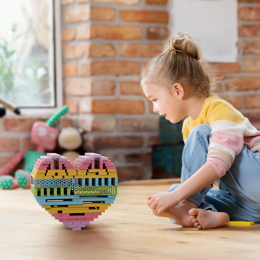 Jouets en plastique recyclé : durables et éco-responsables. Des créations colorées pour enfants, contribuant à l'économie circulaire et à un futur plus vert. Recycled plastic toys: durable and eco-responsible. Colorful creations for children, contributing to the circular economy and a greener future. Gerecycled plastic speelgoed: duurzaam en eco-verantwoord. Kleurrijke creaties voor kinderen, die bijdragen aan de circulaire economie en een groenere toekomst.