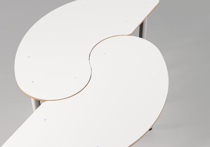 Table YINYANG pour écoles et collectivités - design WAND & édition IMPACT FURNITURE - upcycling de panneaux multiplex des stocks de OXFAM