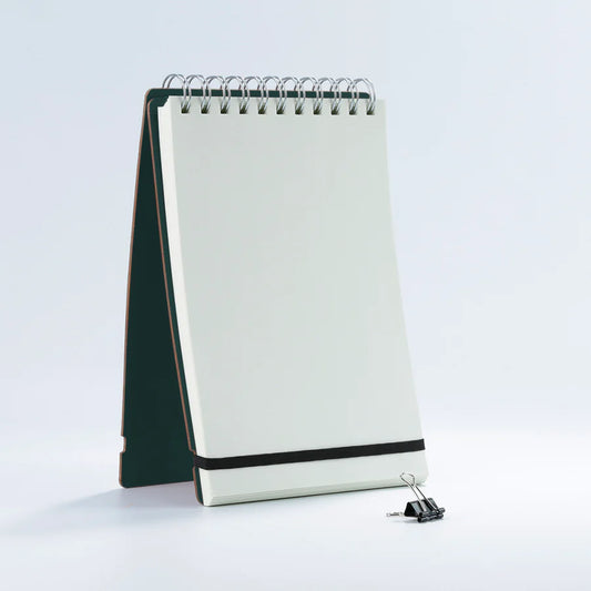 Collection de papeterie écoresponsable en cuir recyclé, comprenant des notebooks, notepads et calendriers design. Idéals comme cadeaux d’affaires personnalisables ou accessoires durables pour bureaux, événements ou espaces professionnels. Allient esthétique minimaliste, fonctionnalité et engagement environnemental.