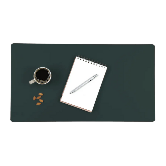 Accessoires de bureau en cuir recyclé : tapis, support notes, trieur, pot à crayons, corbeille. Une gamme élégante et écoresponsable pour organiser votre espace de travail. Recycled leather desk accessories: pad, note holder, sorter, pencil cup, bin. A stylish and sustainable set to organize your workspace. Bureau-accessoires van gerecycleerd leer: mat, notitiehouder, sorteerbak, pennenhouder, papiermand. Een stijlvolle en duurzame set voor een georganiseerde werkplek.