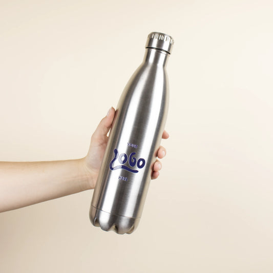 Gourdes personnalisables en acier inoxydable recyclé. Hydratation durable et écologique, parfaites pour les cadeaux d'entreprise ou la promotion d'une marque responsable. Customizable water bottles in recycled stainless steel. Durable and eco-friendly hydration, perfect for corporate gifts or promoting a responsible brand. Personaliseerbare waterflessen van gerecycled roestvrij staal. Duurzame en ecologische hydratatie, perfect voor relatiegeschenken of het promoten van een verantwoord merk.