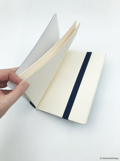 Carnet de note A5 avec pages ivoire vierges et fermeture élastique - upcycling évènementiel EU (matière de base: bâches de roll-up)