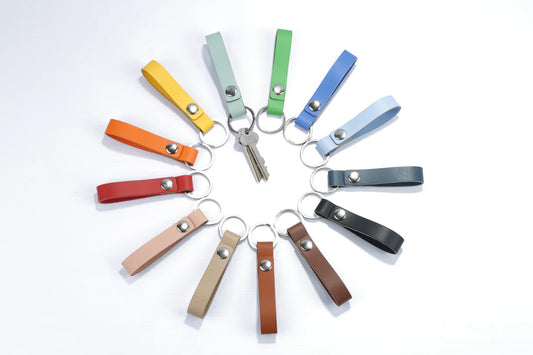 Porte-clés en cuir recyclé, accessoire durable, élégant et personnalisable. Idéal comme cadeau d’affaires écoresponsable ou objet promotionnel design. Keyring made from recycled leather – a durable, stylish, and customizable accessory. Perfect as an eco-friendly corporate gift or branded promotional item. Sleutelhanger van gerecycleerd leer – een duurzaam, stijlvol en personaliseerbaar accessoire. Ideaal als ecologisch relatiegeschenk of promotieartikel.